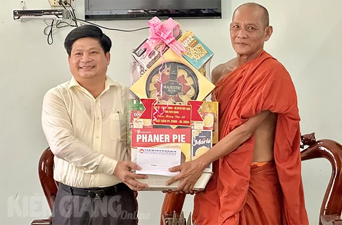 Trưởng Ban Tuyên giáo Tỉnh ủy Kiên Giang chúc mừng đại lễ Phật đản